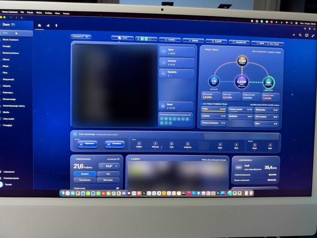Ekran Home Assistanta na monitorze: przepływ prądu z paneli, magazynu i sieci, bramy, ogrzewanie i ładowarka